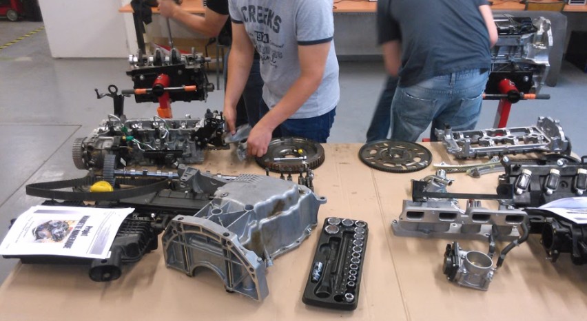 Image d'un TP de démontage moteur.