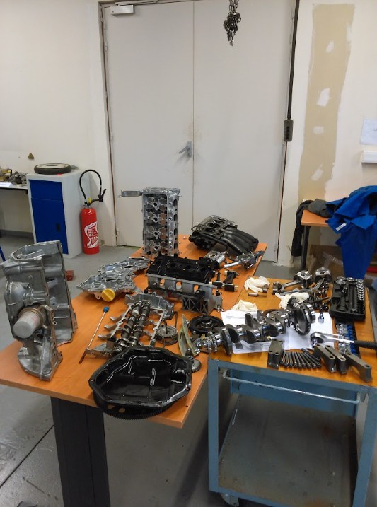 Atelier de démontage de moteur par les étudiants